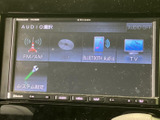 画面からFM・AMやCD、Bluetooth Audio、テレビなどの項目を選べます。音源が一覧で表示されるため使いたい内容を確認しやすく、移動中の気分に合わせた楽しみ方ができます。