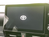 ダッシュボード中央に大きな画面を備え、ナビやオーディオの情報をまとめて確認できます。画面まわりもすっきりと配置され、日々の移動を支える操作系として活用いただけます。