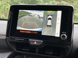 後方の映像と車両周囲の様子を画面で確認でき、駐車時の位置合わせをサポートします。ガイドラインも表示されるため、周囲を目視しながら慎重に後退したい場面で便利です。
