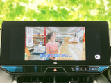 停車中にテレビ映像を楽しめる画面を備えています。画面が大きく、映像や字幕を確認しやすいのも魅力です。休憩時間など、車内で過ごすひとときに活用いただけます。