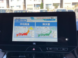 テレビ画面では天気予報の情報を確認できます。停車中の休憩時間などに映像を視聴でき、日々の天候をチェックしたい場面にも便利な装備です。