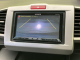 後方の様子を画面で確認でき、ガイドラインも表示されます。駐車時や車庫入れの際に周囲を目で確かめる手助けとなり、車両後方の位置関係を把握しながら操作できます。