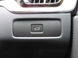 運転席に座っていながらテールゲートをオープンさせることができます。
