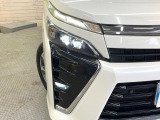 【LEDヘッドライト】悪天候や夜間走行時も良好な視界を確保し安心して運転できる高輝度LEDヘッドライトを装備!点灯速度が早く、消費電力も抑えられています。
