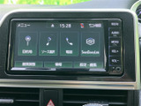 目的地の検索方法が画面上に並び、名称やジャンル、電話番号、住所などから選べます。履歴や自宅登録なども確認しやすく、行き先を設定する際に使いやすい画面構成です。日常のお出かけに便利です。