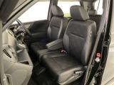 厚みがあって、座り心地のいいシート。運転席も助手席もリラックスしてゆったりと座れます♪