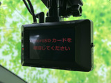 フロントガラス付近にモニターを設置しており、運転席から画面を確認しやすい位置です。表示内容を見やすく、車内の装備として日常の運転をサポートする頼もしい一台です。