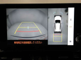 パノラミックビューモニターを装備。駐車場や交差点でクルマを真上から見るように周囲を確認できます。機能の詳細は販売店スタッフまでおたずねください。