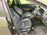 前席は身体を支える形状で、運転席まわりまで見渡しやすい配置です。ドアを開けた際も乗り降りしやすく、落ち着いた色合いで清潔感があります。