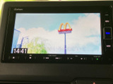 停車中にテレビ番組や映像を楽しめる画面を備え、待ち時間も車内で快適に過ごせます。画面表示が見やすく、日常のさまざまな場面で活用できる装備です。