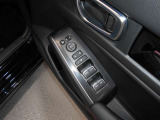 運転席ドアには、電動格納式リモコンドアミラーや、パワーウインドウマスタースイッチがあります。