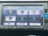 画面上にDVD・CDやラジオなどの選択肢が並び、目的に合わせて音源を選べる構成です。大きな表示と周辺ボタンで、車内での操作内容を把握しやすくなっています。
