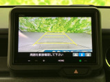 画面には車両後方の映像とガイドラインが表示され、駐車時に周囲との距離を確かめる目安になります。画面下のタッチ操作部も見やすく、確認したい情報にアクセスできます。
