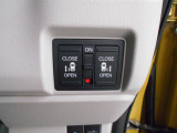 両側電動スライドドアです。運転席やキーレスから開閉が出来てとても重宝します。