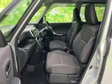 前席まわりは運転席と助手席が並び、窓から外の様子を確認しやすい空間です。シートの座面と背もたれが体を受け止め、乗り降りもしやすい室内です。