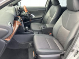 前席は落ち着いた色合いでまとめられ、運転席からの見通しもすっきりしています。座面と背もたれの形状が体を受け止め、通勤やお出かけなど日常の移動を快適に支えます。