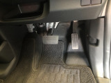 【運転席】アクセル、ブレーキはこのようになっております。