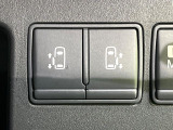 【両側スライドドア】駐車場で隣の車との間隔が狭く乗りにくい時、スライドドアなら安心!ドアオープン時も幅を取らず、開口部が広いので乗り降りがとっても簡単です。大きな荷物の出し入れも後席から可能♪