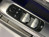 運転席ドアトリムには窓の一括コントローラーと電動ドアミラーのコントローラーが装備。