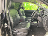 ゆったりとした形状のシートと、運転席まわりまで見渡しやすい前方視界が魅力です。乗り降りの際にも室内の広さを感じやすく、落ち着いた色合いで日常の移動も快適にお過ごしいただけます。