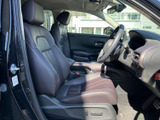 運転席と助手席には身体を支える形状のシートを採用し、落ち着いて過ごせる空間です。ドアを開けた際の視界も広く、乗り降りの場面でも周囲を確認しやすいです。