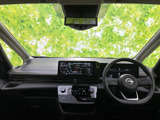 運転席から前方を見渡しやすい視界が広がり、メーターや画面も正面にまとまっています。落ち着いた色合いの室内で、毎日の移動も快適に過ごせます。