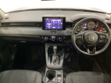 車内は光触媒抗菌消臭施工済です。スタイリッシュなデザインでスポーティなインパネ周りを演出します。グローブボックスやカップホルダーのほかにトレーなどたくさんの収納スペースが付いています。