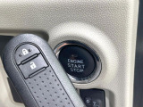 【スマートキー】カバンやポケットに入れたままでもドアの施錠・解錠が可能なスマートキーを装備。エンジンのオン・オフ時もカギを取り出す必要が無いからとっても便利です♪