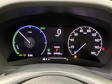 速度やシフト位置、燃料残量などの情報がまとまって表示され、運転中も必要な情報を確認しやすい構成です。発光表示で夜間の視認にも配慮されています。