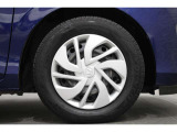 純正のホイールカバーが足元を飾ります! タイヤサイズは185/65R15です。