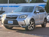 伸びやかなボンネットからフロントへ続くラインが洗練された印象で、シルバーの車体にまとまりを感じます。角度によって表情が変わり、街中でも目を引く佇まいです。