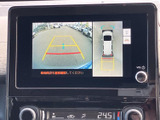 後方の映像に加え、車両周辺を上から見た表示も確認できる画面です。駐車時に周囲の状況を把握する手助けとなり、車庫入れや狭い場所での確認に役立ちます。