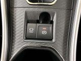 電動パーキングが付いておりオート機能をONにし、シフトレバーを「P」ポジションに入れると自動で作動します。また、アクセルを踏むと自動で解除されます。