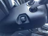 ステアリングは電動調整が可能。シートエントリー機能も搭載しドライバーに合わせた快適なポジション設定とスムーズな乗降を実現します。