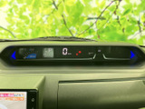 速度やシフト位置など、運転に必要な情報がまとまって表示され、走行中も確認しやすい配置です。表示がすっきりしているため、日々の運転で必要な情報を把握しやすく便利です。