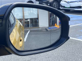 隣車線を走る車両をレーダーで検知し、ドアミラーでは確認しにくい後側方エリアに存在する車両に加え、急接近してくる車両も検知します。車両を検知するとドアミラーに搭載されたLEDインジケーターが点灯します。