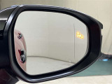 ウインカーミラーにはBSM(ブラインドスポットモニター)を搭載。隣を走る車両が死角に入るとLEDインジケーターを点灯。また、ウィンカーを出すとインジケーターも光って点滅!注意を促してくれます