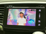 画面でテレビ番組を視聴できる装備です。停車中の休憩時間や待ち時間に映像を楽しめるため、車内で過ごすひとときにも活用できます。普段使いにうれしい便利な機能です。