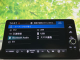 FMやAM、USB、Bluetooth Audioなど、複数の音源を画面から選べます。普段お使いの機器や聴きたい内容に合わせて切り替えやすく、移動中の車内時間を楽しめます。