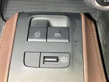 【ブレーキホールド】停車した際ブレーキペダルを踏み続けなくても停車状態を保持する機能です。足の疲れを大幅に軽減することができます。