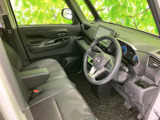 運転席まわりは前方を見渡しやすく、座ったまま各部を確認しやすいレイアウトです。シートにはゆとりが感じられ、落ち着いた色合いの室内で日常の移動も快適にお過ごしいただけます。