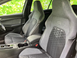 前席にはサイドサポートのあるシート形状を採用し、ゆったり座れる印象です。運転席からの視界も確保され、落ち着いた色合いと柄の組み合わせが室内を彩ります。