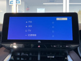FM・AM・テレビ・交通情報の項目が一覧で表示され、使いたい音源や情報を選びやすい画面です。表示内容を見ながら必要な項目を確認でき、日々の移動を快適にサポートします。