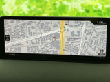 周辺の道路や建物を地図上で確認でき、現在地を把握しながら目的地までの道順を確認できます。道路の位置関係が画面に表示されるため、初めて訪れる場所への移動やルート確認に役立ちます。