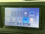 音楽ソースの選択画面は項目が並び、使いたい機能を見つけやすい構成です。複数の再生方法に対応しており、普段の音楽を車内で楽しみたい方にもおすすめです。
