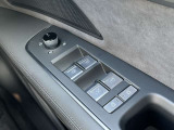 ミラーヒーター、ミラー格納、ミラー調整スイッチ、窓の開閉操作。Audiでは触感開発チームがあり、クリック感は操作する喜びを感じていただけます。