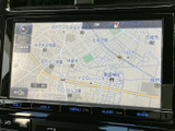 地図上に道路や周辺施設が表示され、現在地や目的地までの位置関係を把握しやすい画面です。縮尺表示も備わり、行き先を確認しながらルート選びに活用できます。
