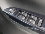 運転席からも操作可能な全席パワーウィンドウが装備されています。