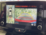 後方映像に加えて車両周辺の表示も確認でき、駐車時の位置合わせをサポートします。画面上のガイド線を目安にしながら、周囲を目視で確認して慎重に操作いただけます。