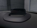 ヘッドアップディスプレイは視線を逸らすことなく、運転に集中してメーターを確認できます。